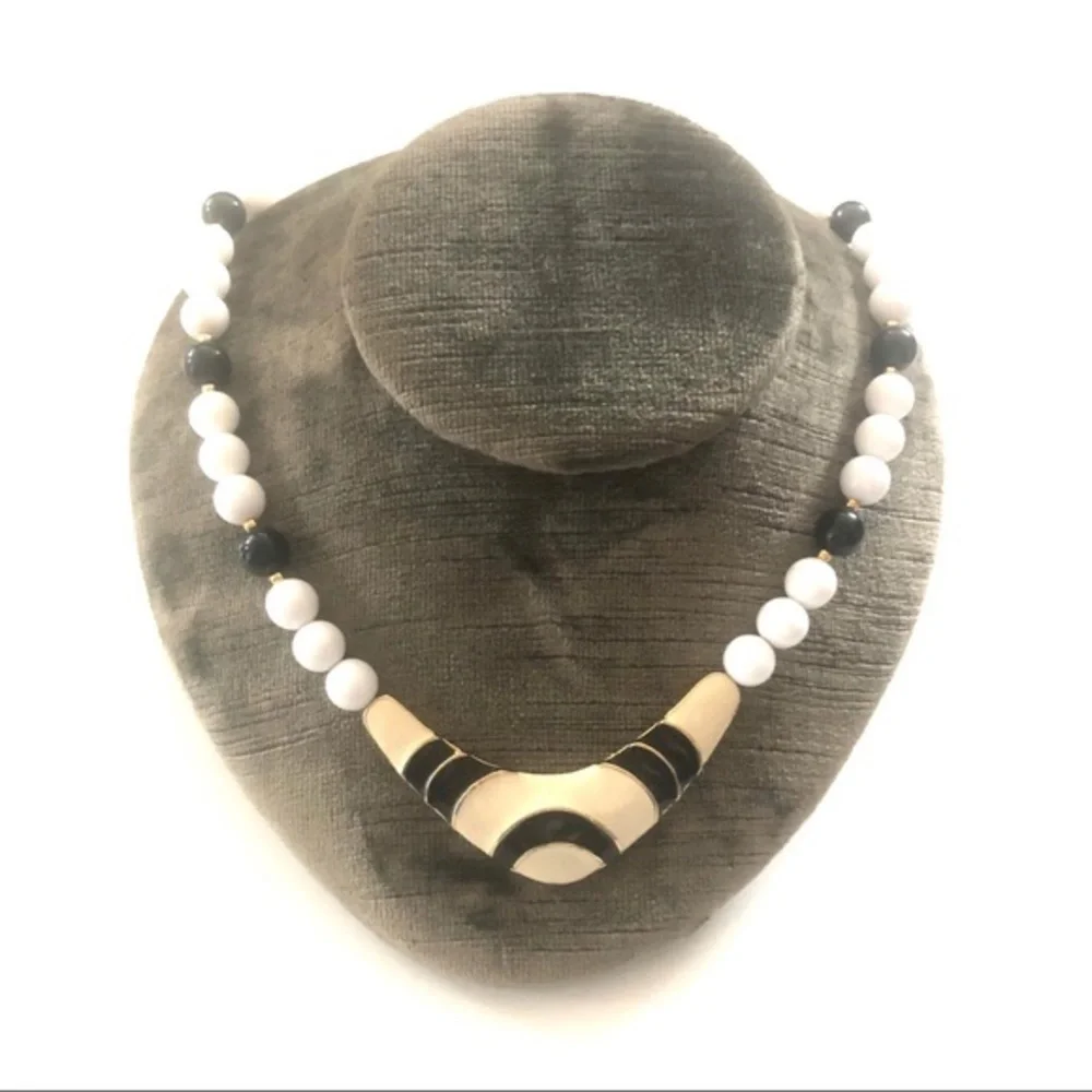 Liz Claiborne Black and White Necklace